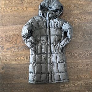 The North Face Light Gray Puffer Coat with Hood and Quilted Design